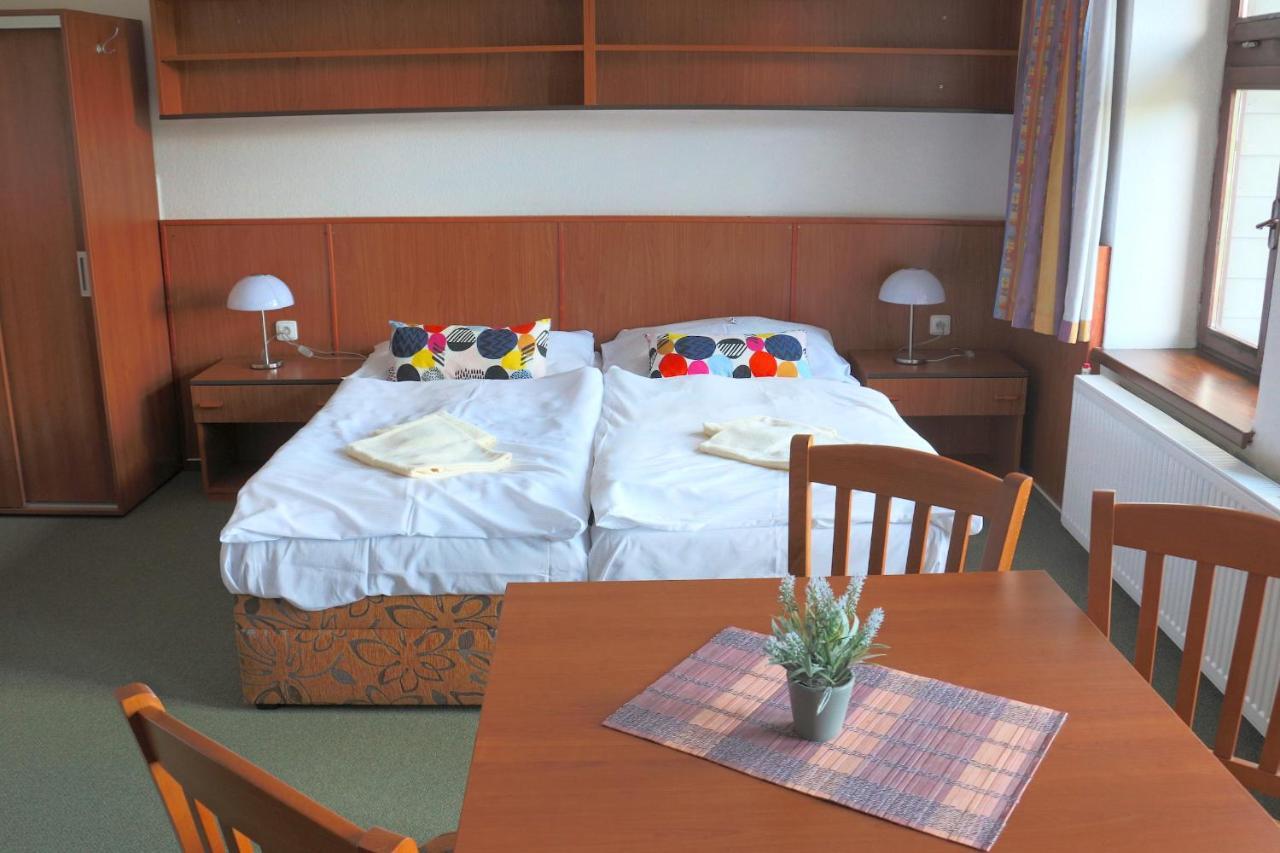 Hotel Maredis Korenov Bilik gambar