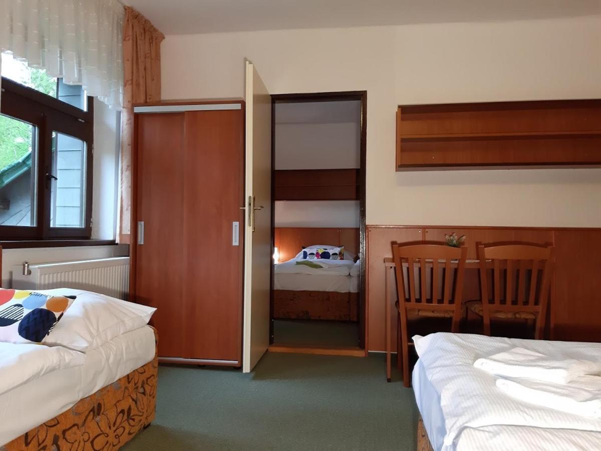 Hotel Maredis Korenov Bilik gambar